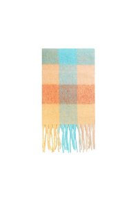 Geren met een zachte wollen sjaal met een ruitpatroon, voorzien van blokken in perzik, blauw en crème, met franjes voor extra textuur.