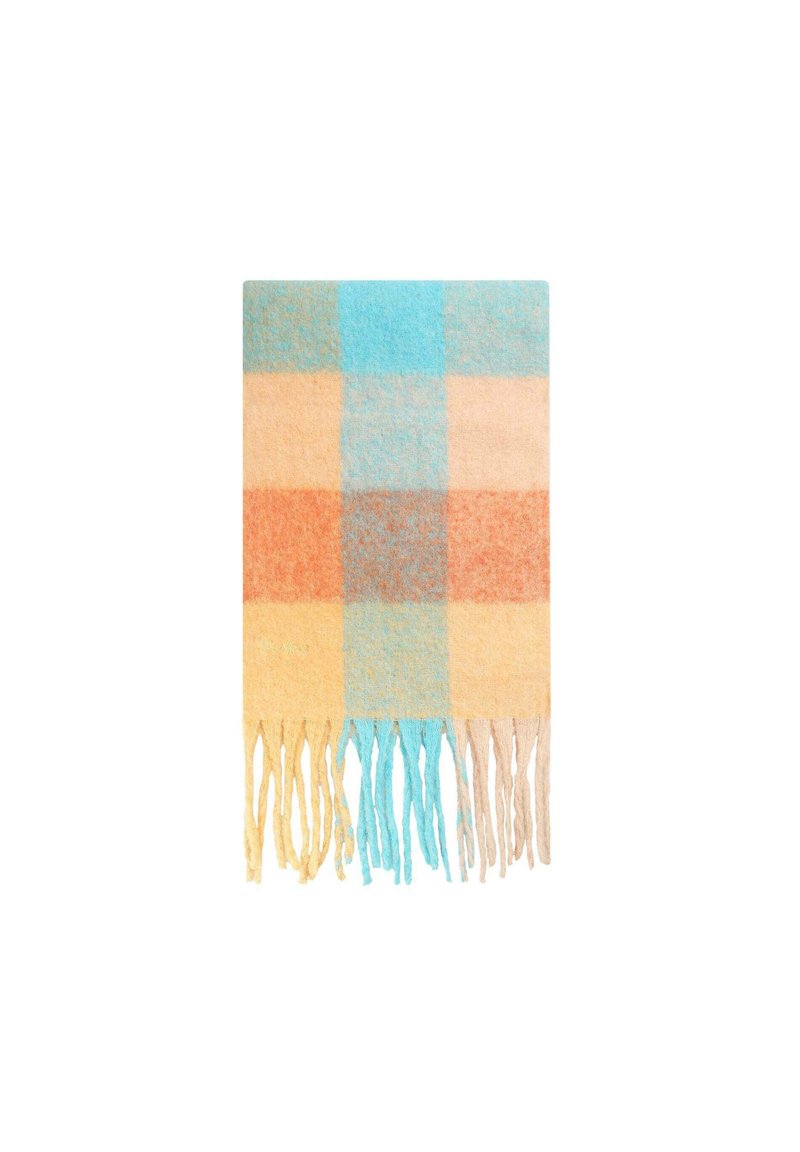 Geren met een zachte wollen sjaal met een ruitpatroon, voorzien van blokken in perzik, blauw en crème, met franjes voor extra textuur.