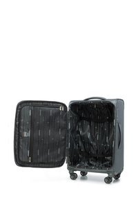 Valise grise avec un extérieur rigide, fermeture éclair, quatre roues et des compartiments de rangement intérieurs avec un motif rayé.