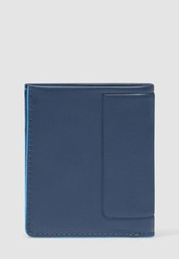 Cartera de cuero azul marino con textura suave, que presenta una ranura lateral para tarjetas y costuras azules contrastantes a lo largo de los bordes. Forma rectangular.