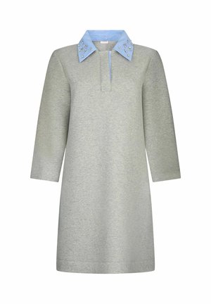 Vestido gris de manga larga con cuello azul adornado con pequeñas joyas y una abertura con una raja en la parte frontal bajo el cuello.