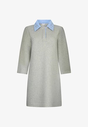 Šedé šaty s dlhým rukávom s modrým golierom zdobeným malými drahokamami a predným rázporkom pod golierom.