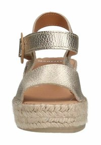 Metallisch gouden espadrille sandaal met twee brede banden en een enkelgesp, voorzien van een geweven jute platformzool en een glad leren inlegzool.