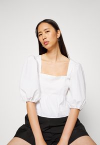 Abercrombie & Fitch FLUTTER CINCH FRONT FAUX FASHION - T-shirt básica - white