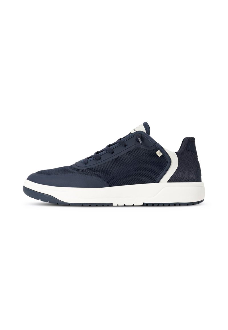 Baskets navy avec des panneaux en mesh et en daim, semelle intermédiaire blanche et semelle texturée. Comprend des lacets et un petit logo sur le côté.