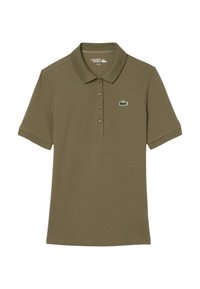 Polo de color verde oliva hecho de algodón, con cuello clásico, mangas cortas y un pequeño logo bordado de cocodrilo en el pecho.