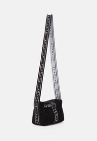 BLANCHE CROSSOVER BAG - Torba čez telo - black
