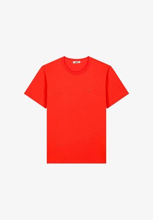 Maglietta rossa a maniche corte con scollo a girocollo, logo discreto sul petto e etichetta del marchio all'interno del collo.