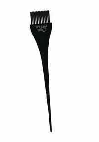 Zwarte haarverfkwast met een brede platte punt en fijne tanden voor een nauwkeurige applicatie, met een lange puntige handvat voor een gemakkelijke grip.