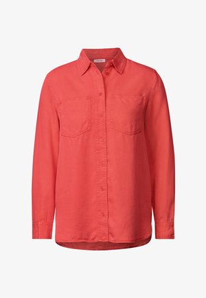 Czerwona koszula zapinana na guziki, wykonana z bawełny, z kołnierzykiem, dwiema przednimi kieszeniami i długimi rękawami z zapięciem na guziki. Gładka tekstura.