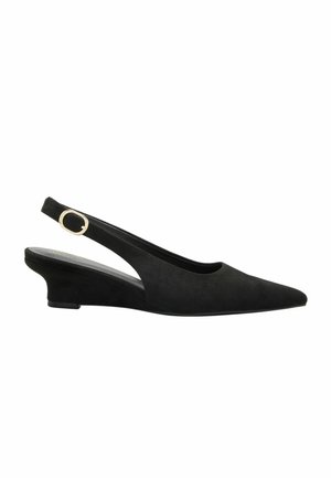 Sort ruskind slingback sko med spids tå, lav kilehæl og guld spænde rem.