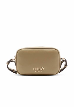 Beige crossbody-taske i kunstlæder med guldlogo, rektangulært design, glat tekstur og tofarvet rem med dekorative detaljer.