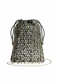 Fekete húzózsinóros táska ezüst flitterekkel és függőleges gyöngyfranjelemmel, vékony ezüst lánc pánttal, fehér háttéren.