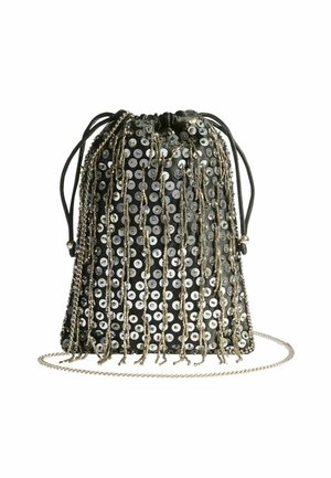 Schwarzer Drawstring-Beutel mit silbernen Pailletten und vertikaler, perlenbesetzter Fransen, ausgestattet mit einem dünnen silbernen Kettenriemen vor weißem Hintergrund.
