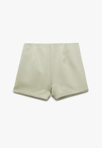 Lichtgroene shorts met een gladde textuur, voorzien van een op maat gemaakt ontwerp, twee voorplooien en een opgerolde zoom. Geen zichtbare zakken of accenten.