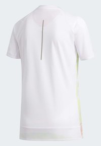 T-shirt de sport blanc à manches courtes avec une bande réfléchissante verticale sur le haut du dos et des panneaux latéraux à motif subtil.
