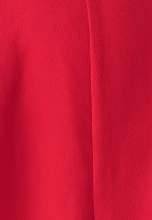 Tela roja con una textura suave y lisa y un acabado mate. El material parece ligero y fluido, mostrando un color sólido sin patrones.