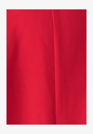 Tessuto rosso con una consistenza liscia e morbida e una finitura opaca. Il materiale appare leggero e fluido, mostrando un colore uniforme senza motivi.