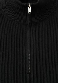 Czarny prążkowany sweter z wysokim kołnierzem i krótkim zamkiem błyskawicznym z przodu, wykonany z teksturowanego materiału o minimalistycznym designie.
