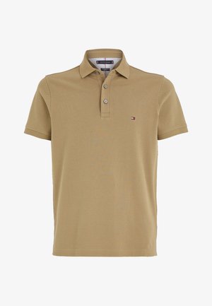 Polo color kaki con collo a camicia, patta con due bottoni e piccolo logo sul petto, realizzata in un misto cotone dalla texture particolare.