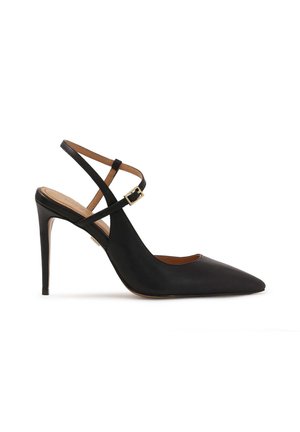 Sort læder slingback højhælet sko med spidse tå, tynd ankelrem og metallisk spænde. Har en stilettohæl og glat overflade.