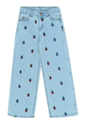 Pantalones anchos de mezclilla azul claro con patrones bordados de bayas rojas y moradas dispersos por toda la tela.