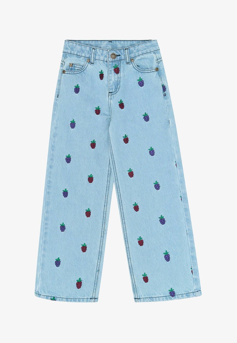Pantalon large en denim bleu clair avec des motifs de baies rouges et violettes brodés dispersés sur le tissu.