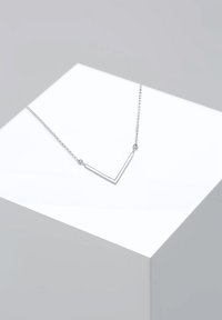Sølv necklace med en minimalistisk V-formet vedhæng på en sart kæde, der har en glat metaloverflade og en poleret finish.