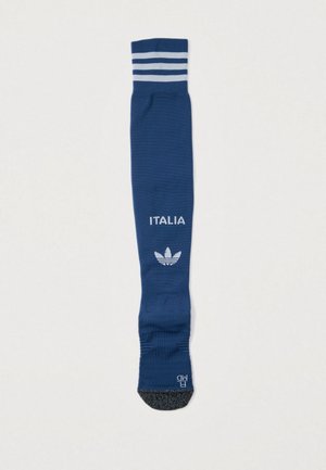 Șosetă sport albastru închis cu dungi albe în partea superioară, are inscripția „ITALIA” și logo-ul Adidas în alb, talpă texturată cu accente închise.