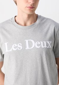 Les Deux CHARLES - Tričko s potlačou - light grey