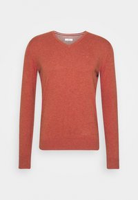 Rostfärgad V-ringad långärmad tröja med ribbade muddar och nederkant, uppställd mot en helt vit bakgrund.