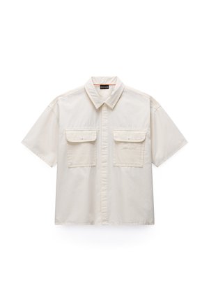 Beige shirt met korte mouwen, een kraag, een knoopsluiting aan de voorkant en twee klepzakken met knopen op de borst.