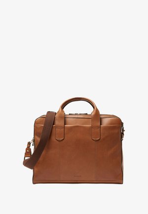 Brun läderportfölj med två handtag på toppen och ett avtagbart axelband. Har dragkedja som stängning och präglad logotyp på framsidan.