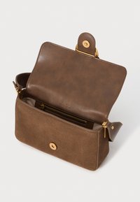 Brun semsket veske med en glatt lærklaff, gullfarget tilbehør og et glidelåsfôr inni. Designet er rektangulært med myke kanter.