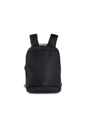 Sac à dos noir avec une surface lisse et texturée, deux bretelles rembourrées et un compartiment principal zippé. Présente un logo en bas.