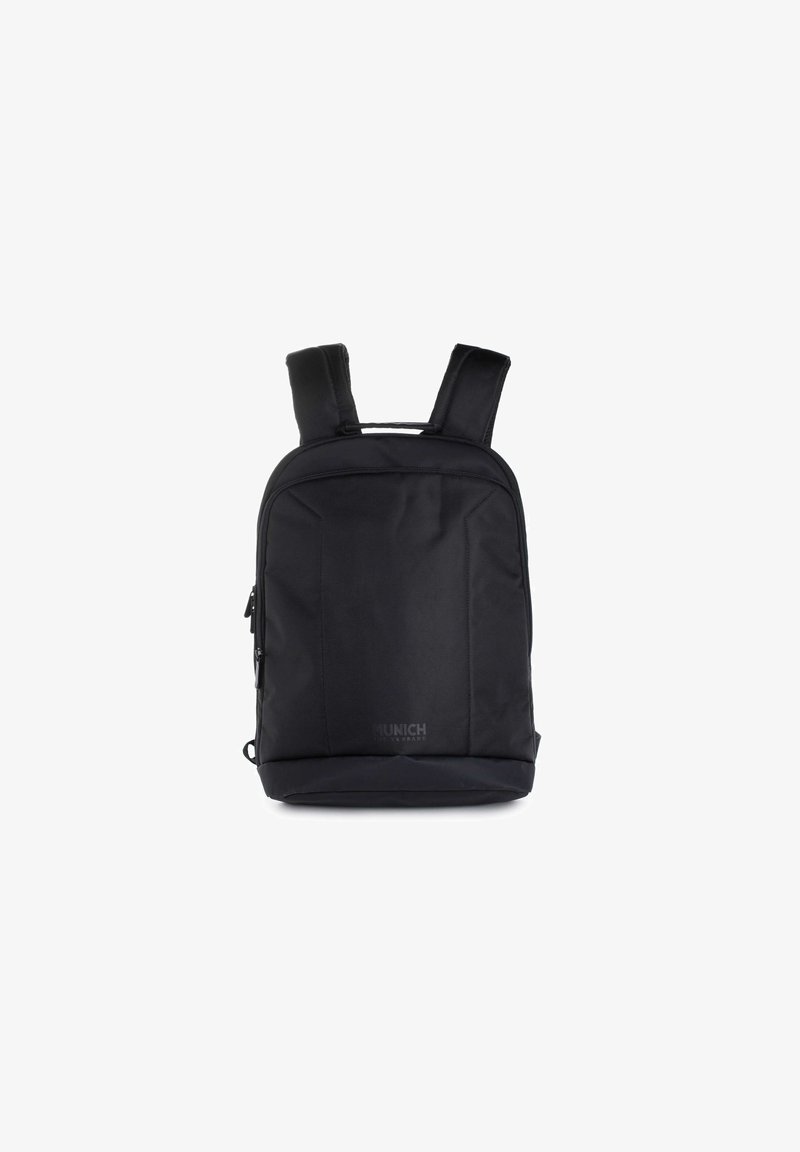 Sac à dos noir avec une surface lisse et texturée, deux bretelles rembourrées et un compartiment principal zippé. Présente un logo en bas.
