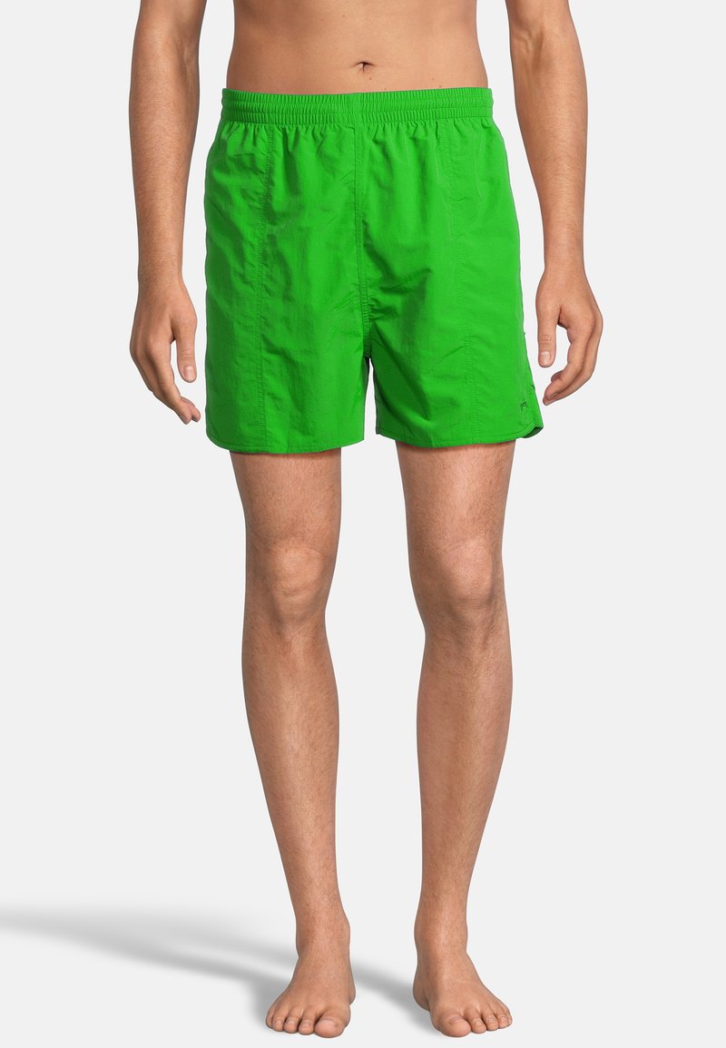Heldergroene zwembroek gemaakt van lichtgewicht materiaal, met een elastische tailleband en een klassiek shortontwerp met een gladde textuur.
