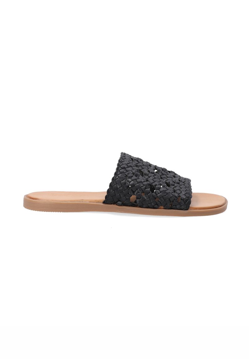 Zwarte geweven slipper met open tenen, vlakke tankleurige zool en gestructureerde bovenkant die een gevlochten patroon vertoont voor ventilatie.