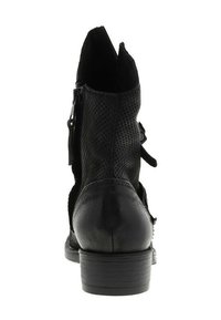 Bottine noire avec un mélange de cuir lisse et texturé, fermeture éclair sur le côté, et un talon bloc bas.