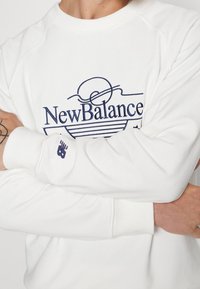 New Balance Sweatshirt - off-white