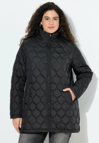 Černá prošívaná puffer bunda s vysokým límcem, zapínáním na zip vpředu a bočními kapsami. Obsahuje texturovaný geometrický vzor a dlouhé rukávy.