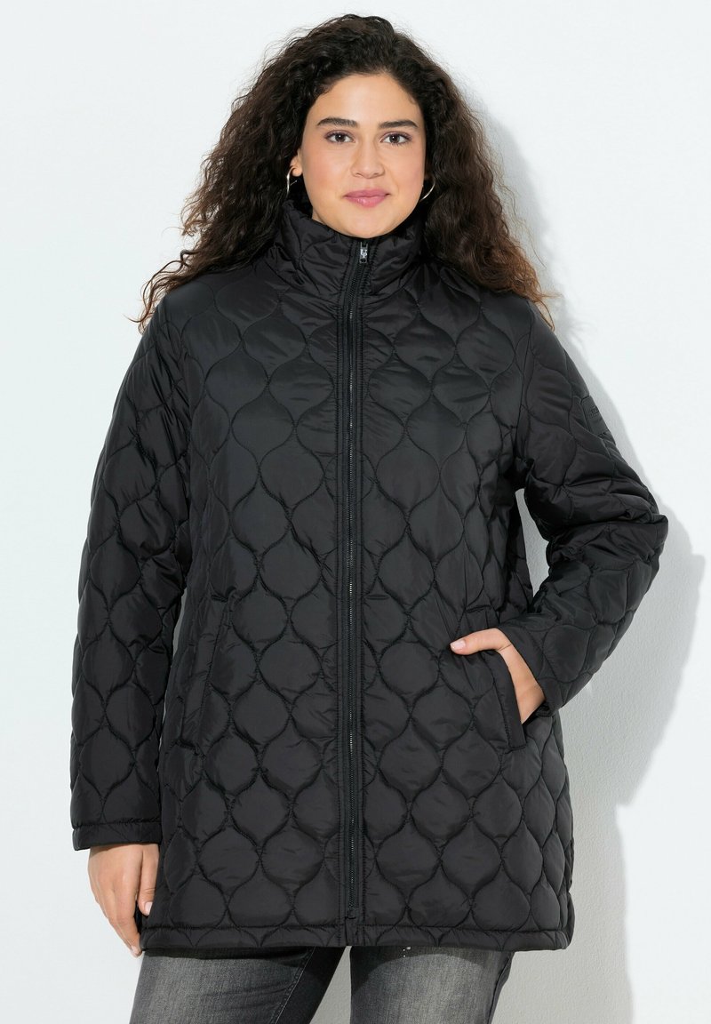 Černá prošívaná puffer bunda s vysokým límcem, zapínáním na zip vpředu a bočními kapsami. Obsahuje texturovaný geometrický vzor a dlouhé rukávy.