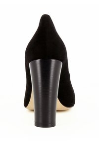 Chaussure à talon haut en daim noir avec un bout pointu et un talon épais noir texturé. Doublure intérieure beige visible sur les côtés.