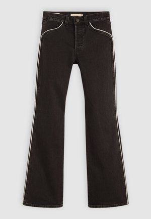 Schwarze Jeans mit ausgestelltem Bein aus Denim-Material, mit weißen Seitenstreifen, klassischem Fünf-Taschen-Design und Knopfverschluss.