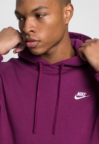 Nike Sportswear SPORTSWEAR CLUB FLEECE - Sweatshirt com capuz - sangria