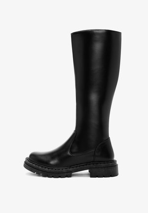Bottes noires montantes en cuir lisse. Semelle en caoutchouc épaisse avec un relief texturé. Bout rond et design minimaliste. Pas de décorations visibles.