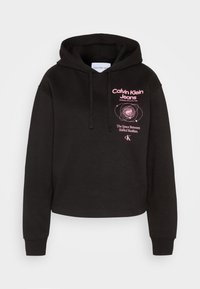 Svart kort hoodie i bomull, med en rosa grafisk design och text på framsidan. Inkluderar en dragsko i huvan och ribbade manschetter.
