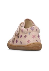 Růžová dětská bota se vzory v podobě fialových a modrých listů, gumová podrážka a suchý zip, pohled ze zadní strany.