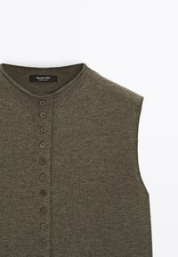 Cardigan senza maniche color verde oliva in maglia con scollo rotondo, caratterizzato da una fila di sei bottoni abbinati sul davanti, texture liscia.