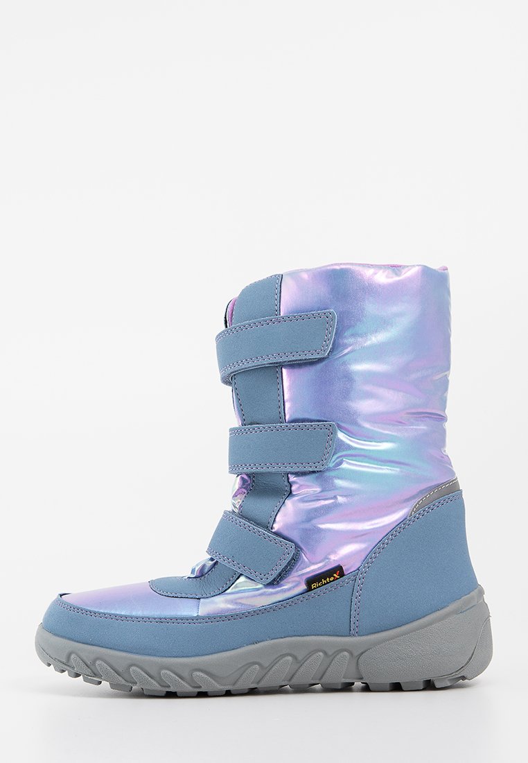 Schneestiefel mit einem glänzenden, schillernden Obermaterial in Hellblau und einer weichen, strukturierten grauen Sohle. Ausgestattet mit drei Klettverschlüssen für einen sicheren Sitz.